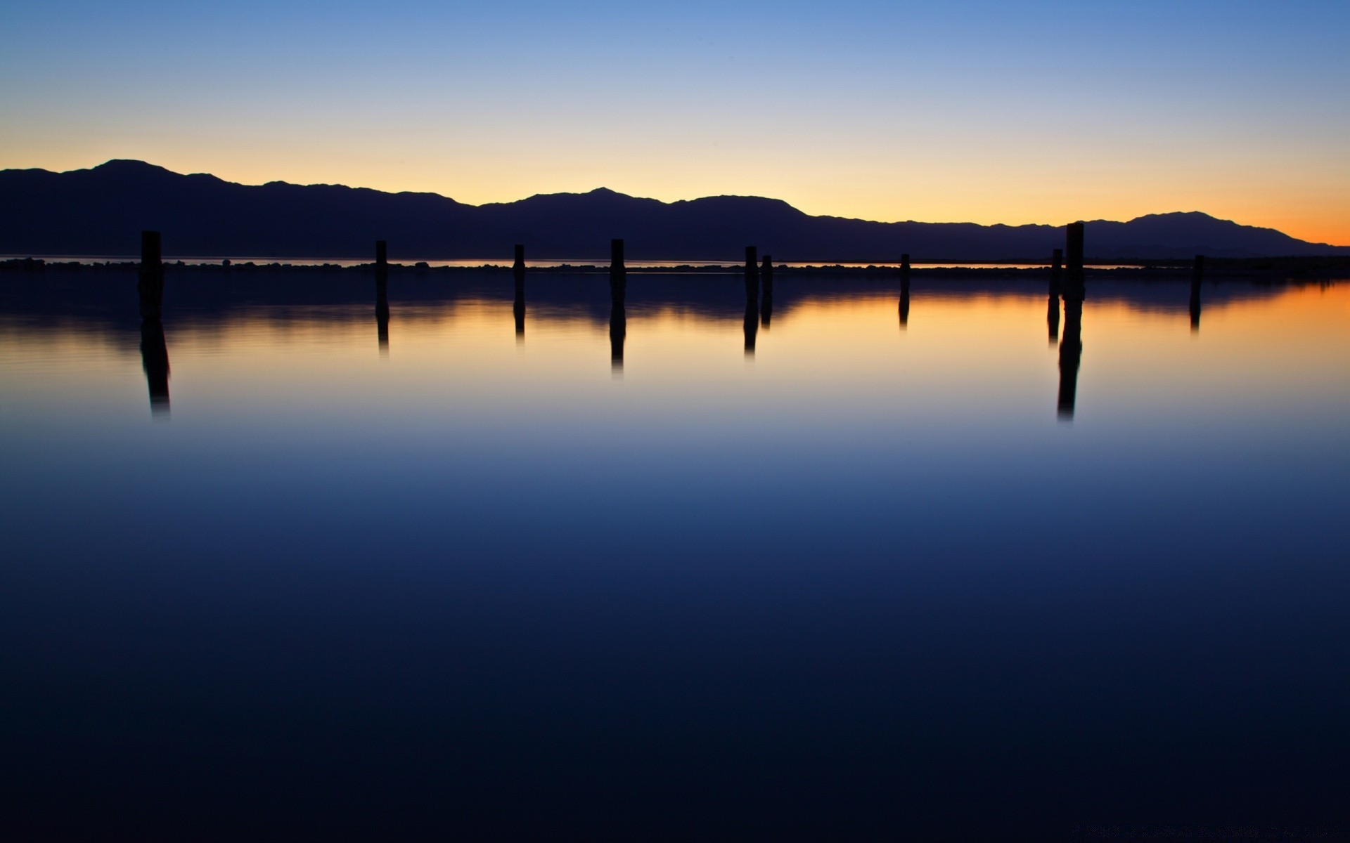 cielo puesta de sol lago amanecer reflexión agua crepúsculo noche sol cielo silueta río playa naturaleza mar paisaje espejo muelle