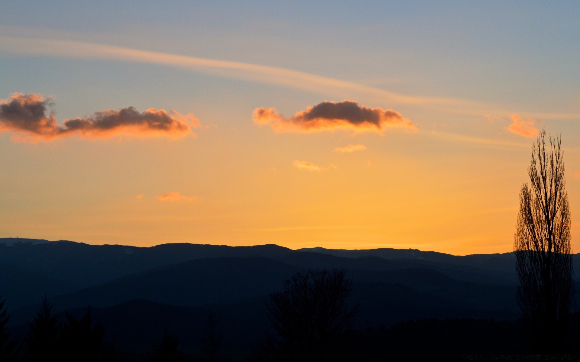 ciel coucher de soleil aube soir crépuscule rétro-éclairé paysage silhouette ciel soleil arbre à l extérieur montagnes brouillard lumière nature lumière du jour beau temps voyage