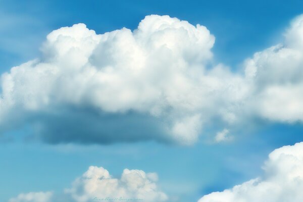 Schöne Wolken am blauen Himmel im Sommer