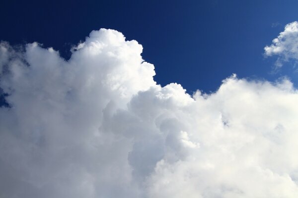 In flauschige weiße Wolken eintauchen