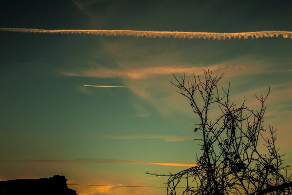 Le coucher de soleil du soir rend le ciel magnifique