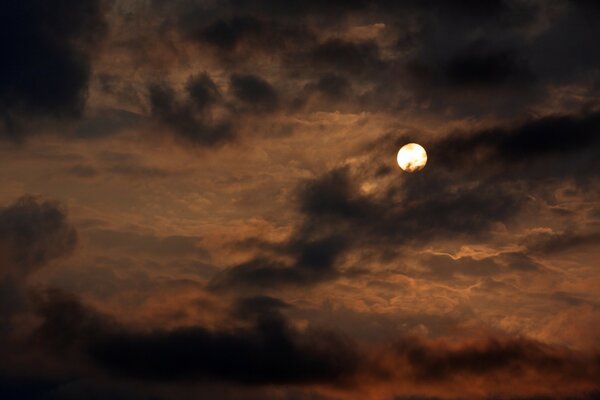 Cielo por la noche puesta de sol al anochecer