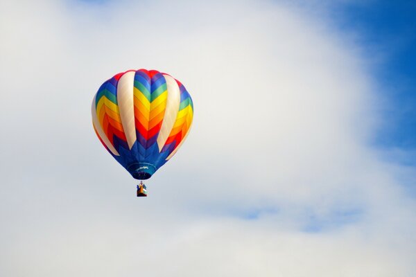 Balon przecina niebo