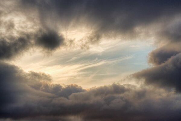 Klarheit mit Gewitterwolken