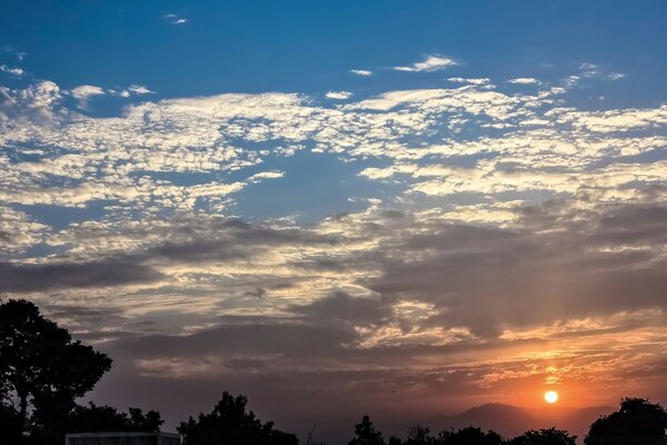 Aria aperta sullo sfondo del cielo blu con il sole