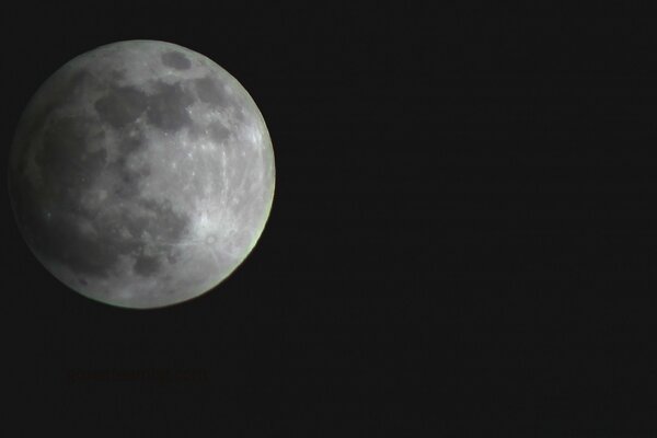 La Luna en el cielo oscuro es inusual