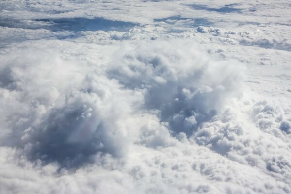 Vista das nuvens da janela do avião