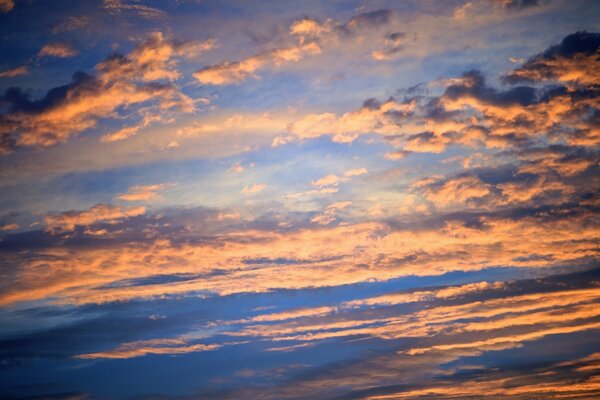 Rayas rojas en el cielo azul