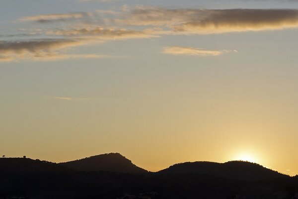 Paysage coucher de soleil sur fond de montagnes