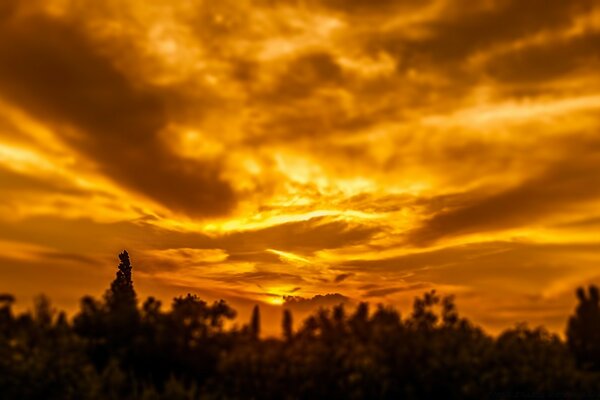 Düsterer Sonnenuntergang mit Wolken am Abend