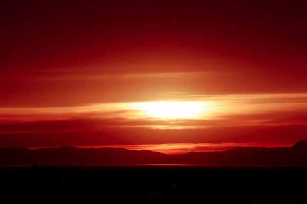 Belo pôr do sol no céu da noite