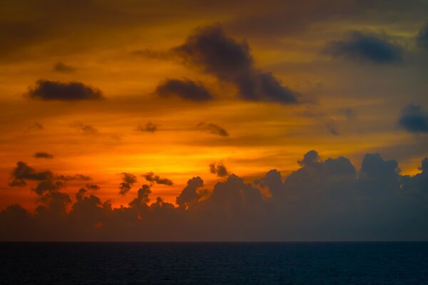 Sonnenuntergang und Wolken am Abend. Himmel