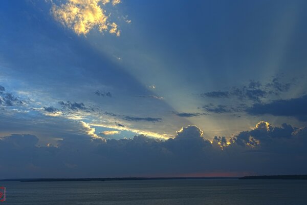 Hermosa puesta de sol azul en el mar