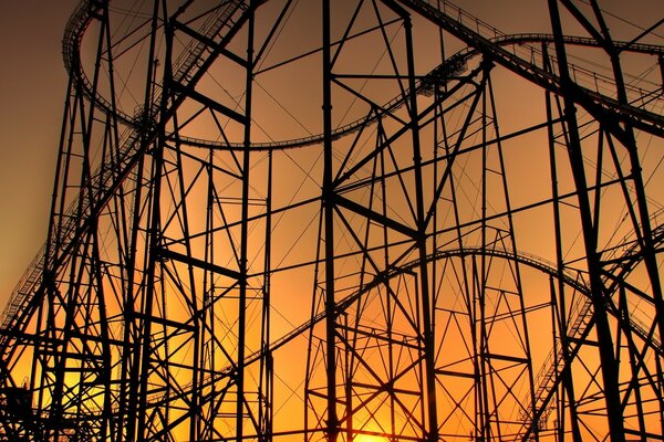 Silueta de una central eléctrica en el cielo al atardecer