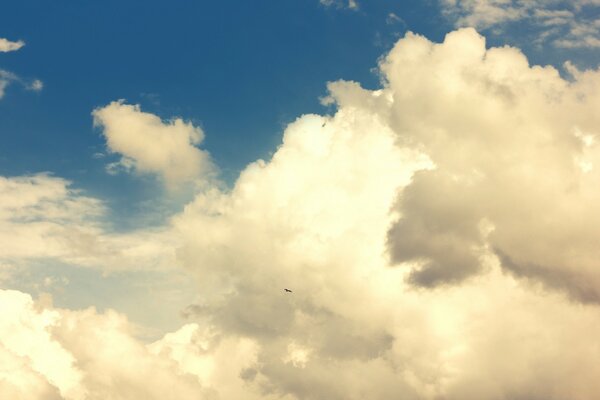 Rosa Wolken am blauen Himmel