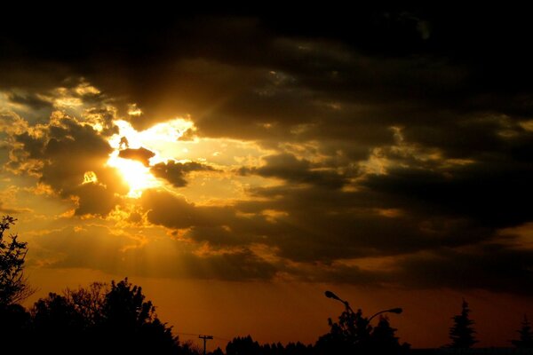 El sol atraviesa las nubes