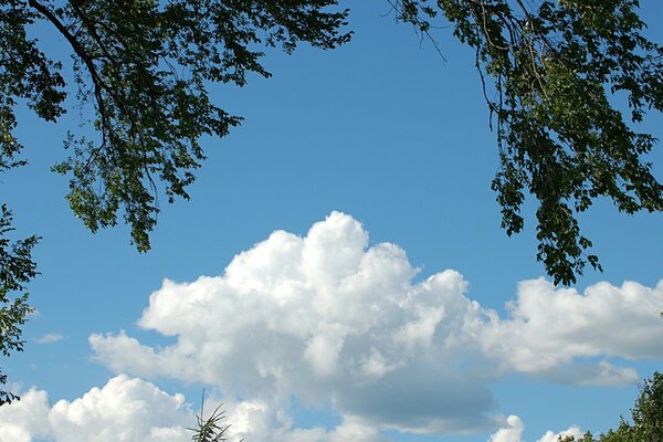 Weiße Wolken am blauen Himmel