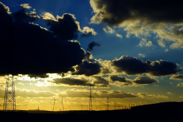 Der Himmel hängt über den Silhouetten der Gipfel