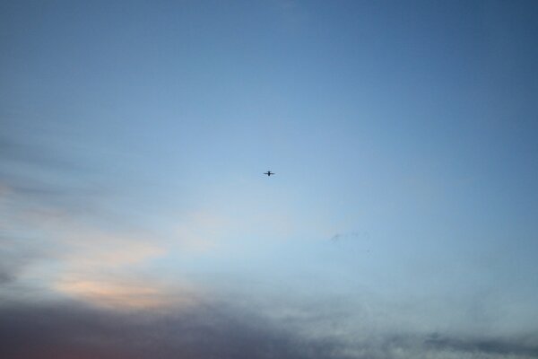 Avion volant dans le ciel nuageux