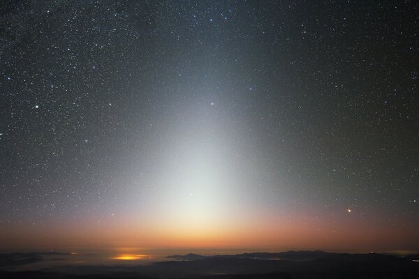 Miles de millones de estrellas en el cielo nocturno