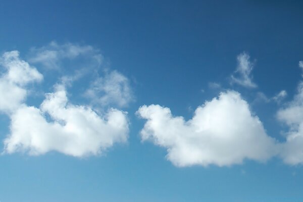 Weiße Wolken am blauen Himmel