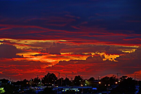 Tramonto serale sulla città buia