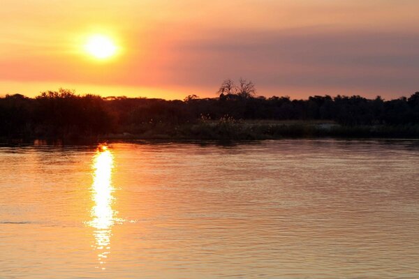 Sonnenuntergang auf der Oberfläche des Sees