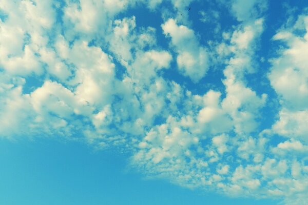 Blauer Himmel und kleine Wolken