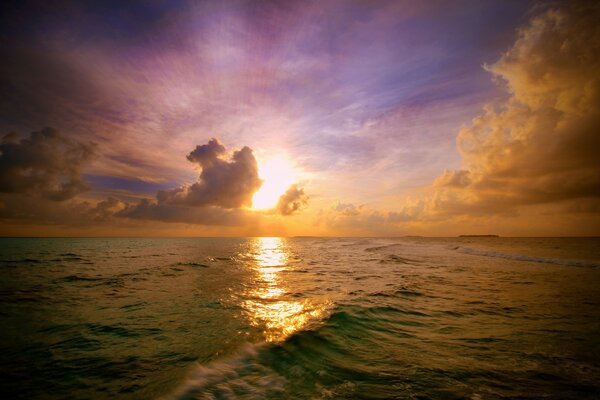 Vagues de la mer au soleil