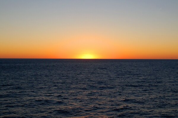 Dunkles Wasser bei Sonnenuntergang