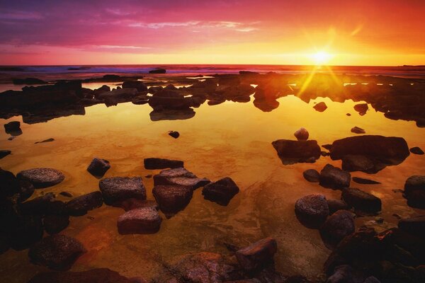 Helle Sonne, die ins Meer geht