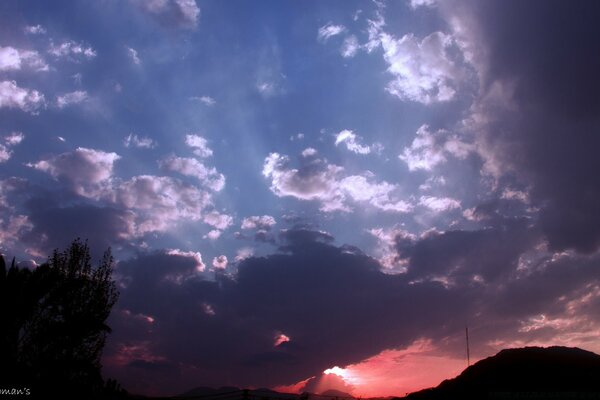 Puesta de sol rosa en el cielo oscuro