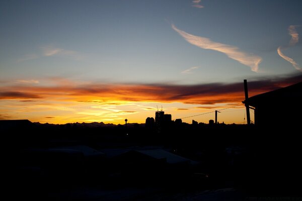 La ville au crépuscule et le ciel à l aube