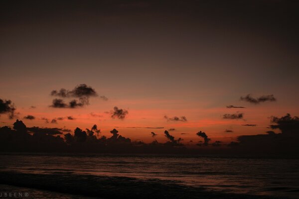 Coucher de soleil rouge sur le paysage marin