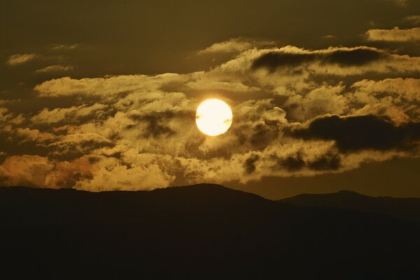 Coucher de soleil ensoleillé sur un horizon sombre