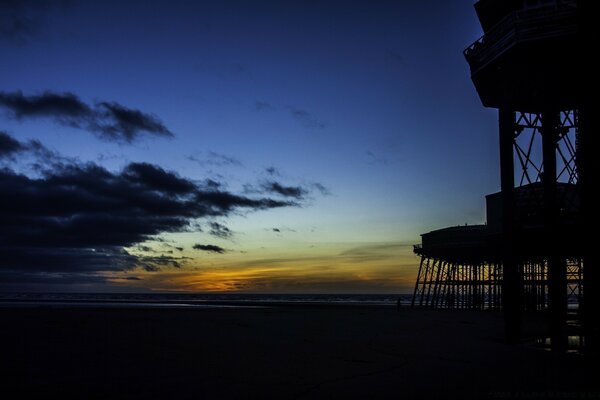 Puesta de sol en el mar. Cielo. Amanecer