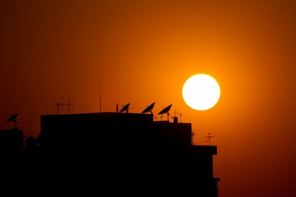 Cerchio bianco del sole al tramonto