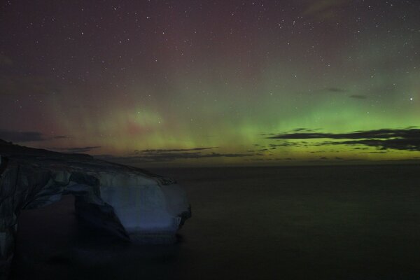 Aurora boreal en el cielo por la noche