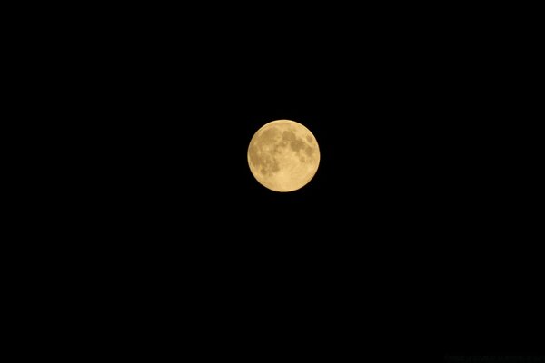 Lua solitária no céu noturno