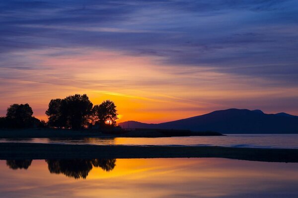 Tramonto tranquillo sulla superficie dell acqua