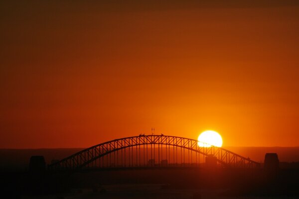 Sonnenuntergang über Stadt und Brücke