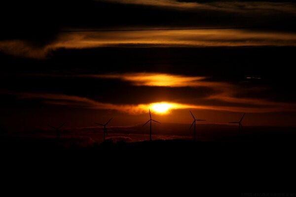 Torres de viento en el fondo de la puesta de sol