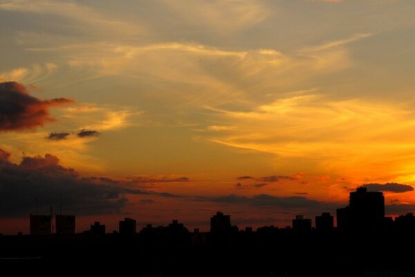 Ciudad de la tarde en el fondo de la puesta de sol