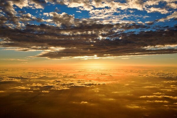 El sol detrás de las nubes a la altura del avión