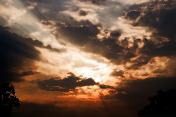 Cielo serale con sagoma di nuvole sullo sfondo del sole al tramonto