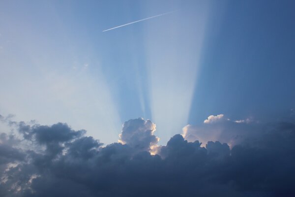 Los rayos del sol a través de las nubes