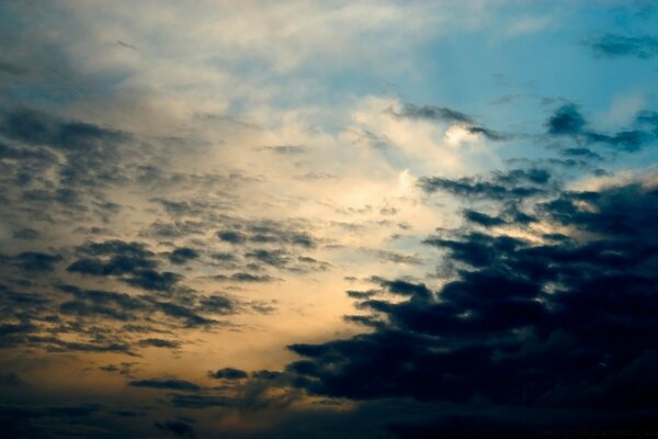 Nubes oscuras y claras en el cielo