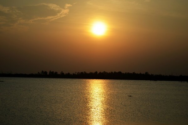 Pôr do sol dourado sobre o lago