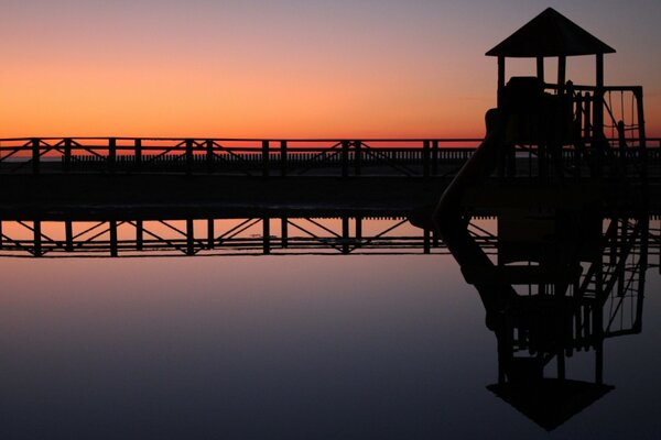 The silhouette of the bridge and the sky at dawn