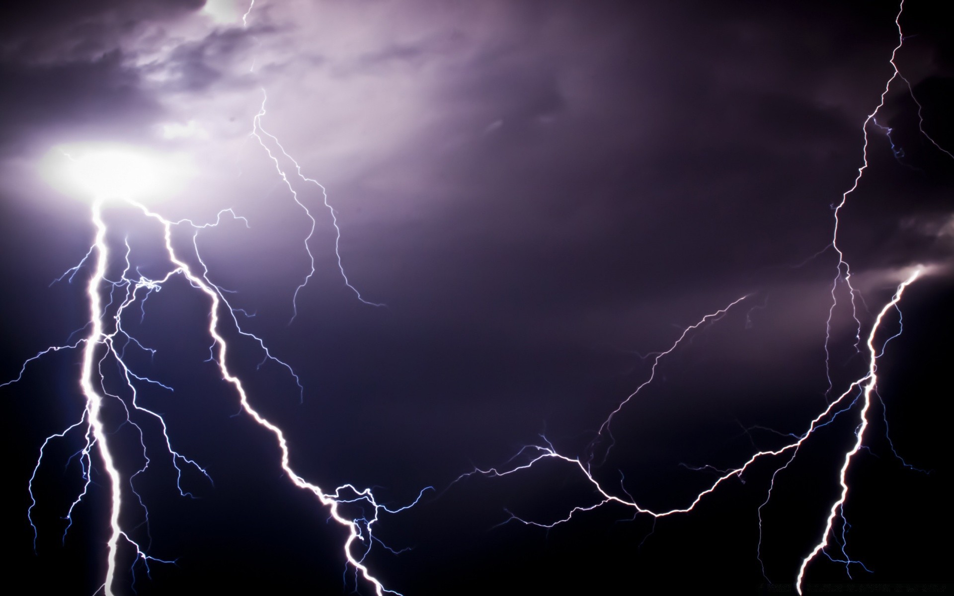 céu relâmpago thunderbolt tempestade trovão tempestade flash perigo impacto chuva escuro cegueira desastre mitigação zumbido dramático pôr do sol descarga tornado céu